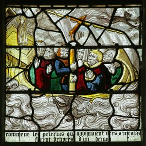 Vitrail représentant Saint Nicolas apparaissant et sauvant des voyageurs alors que leur navire coule